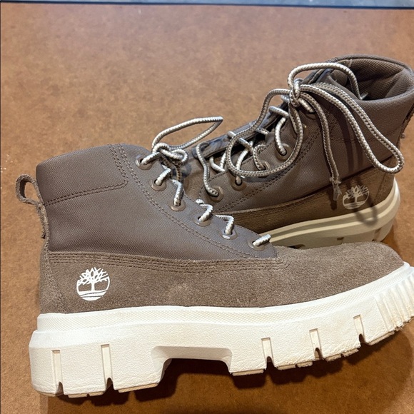 Timberland Women Greyfield Mid Lace-Up Boots with white chunky sole COLOR TAUPE - Picture 3 of 5